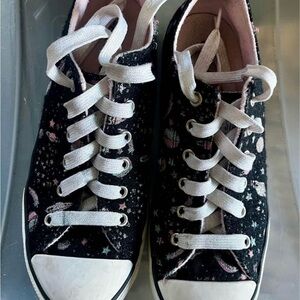 Low top junior converse size 5.